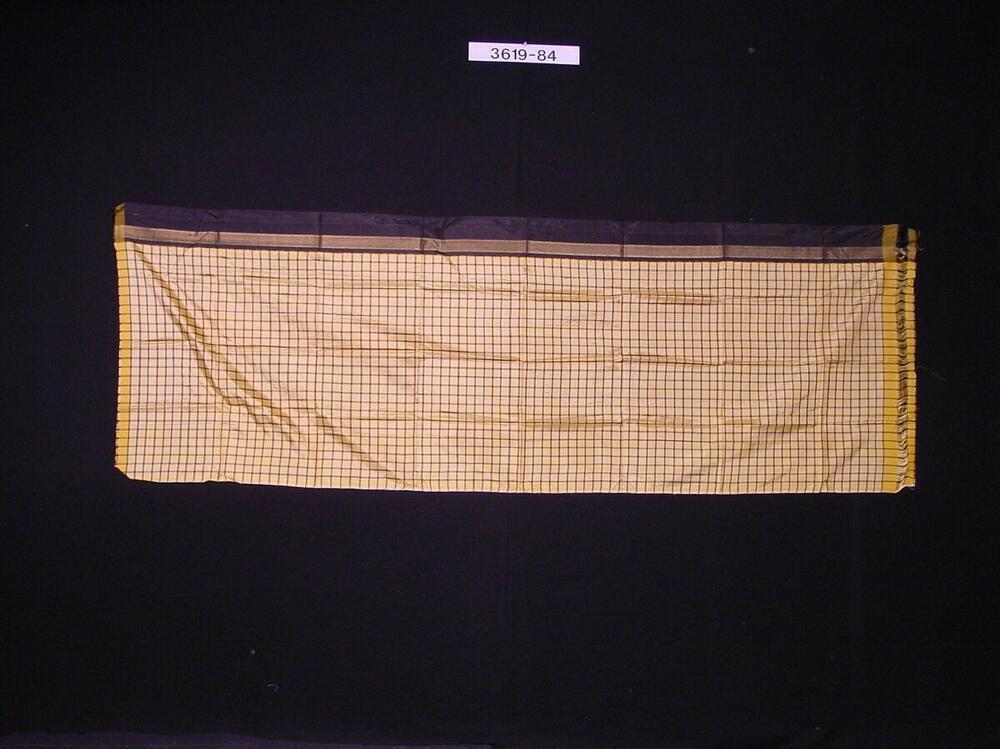 Geruite doek van kunstzijde, bestemd voor een meisjesrok