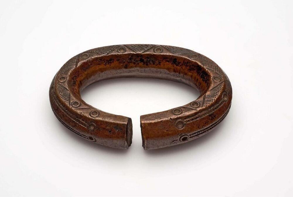 Koperen armband versierd met geciseleerde geometrische motieven