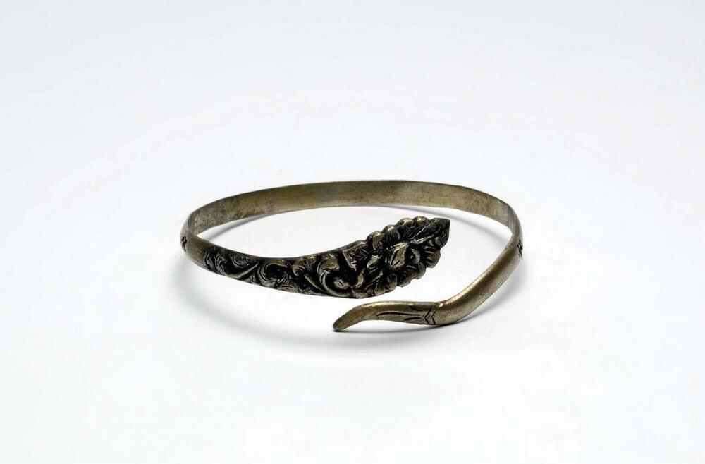 Koperen armband, versierd met uitgesneden bloem