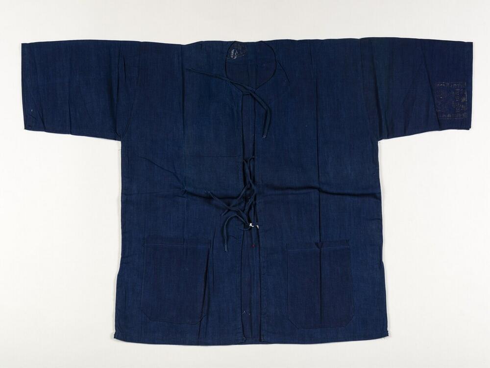 Een blauw katoenen overhemd gedragen door boeren.