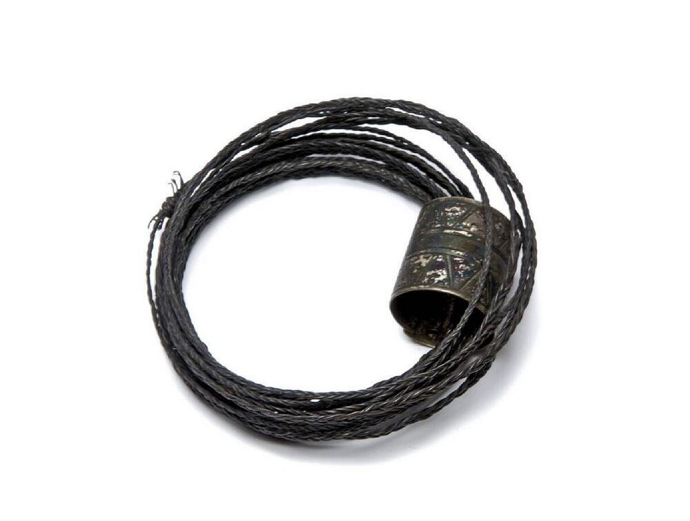 Armband van vezel, voorzien van een zilveren ring