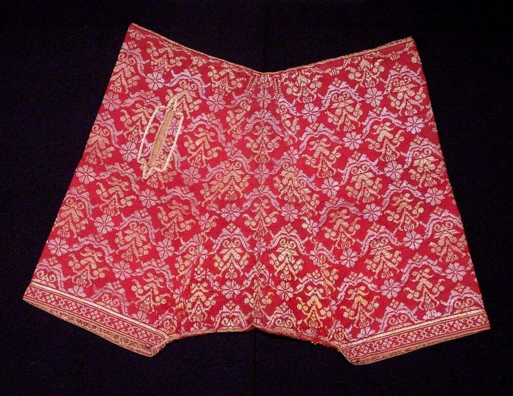 Rood zijden broek met versiering van goud- en zilverdraad
