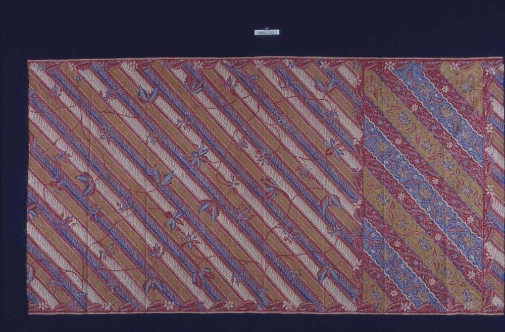 Kokerrok met smallere diagonale stroken met bekend geometrisch motief en bredere schuine banen met…