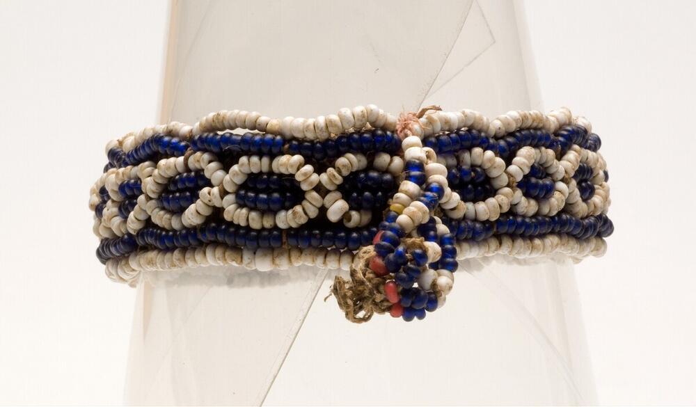 Armband van gevlochten touw met glaskralen