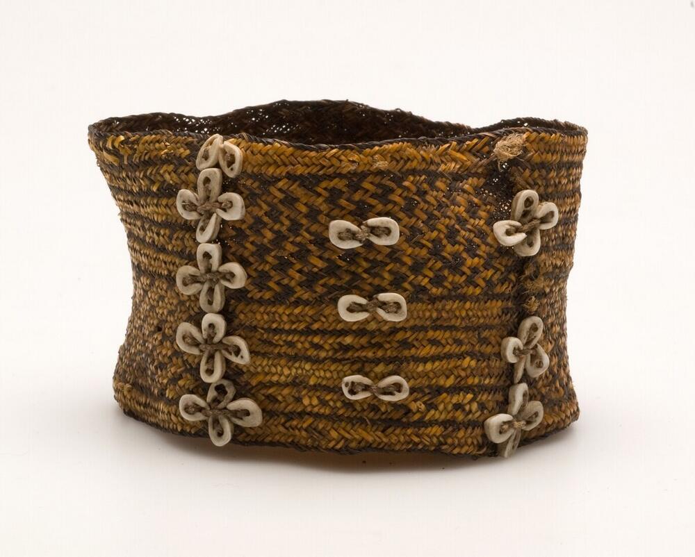 Armband van gevlochten plantenvezel met versiering van nassaschelpjes en orchideestengel