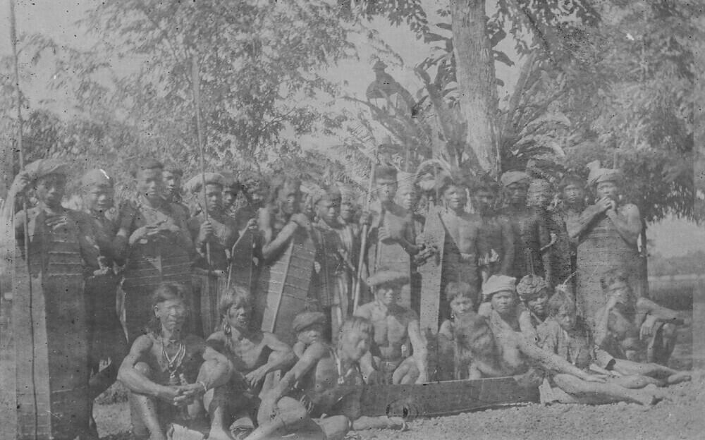 Groepsportret van Dajak krijgers, Borneo.