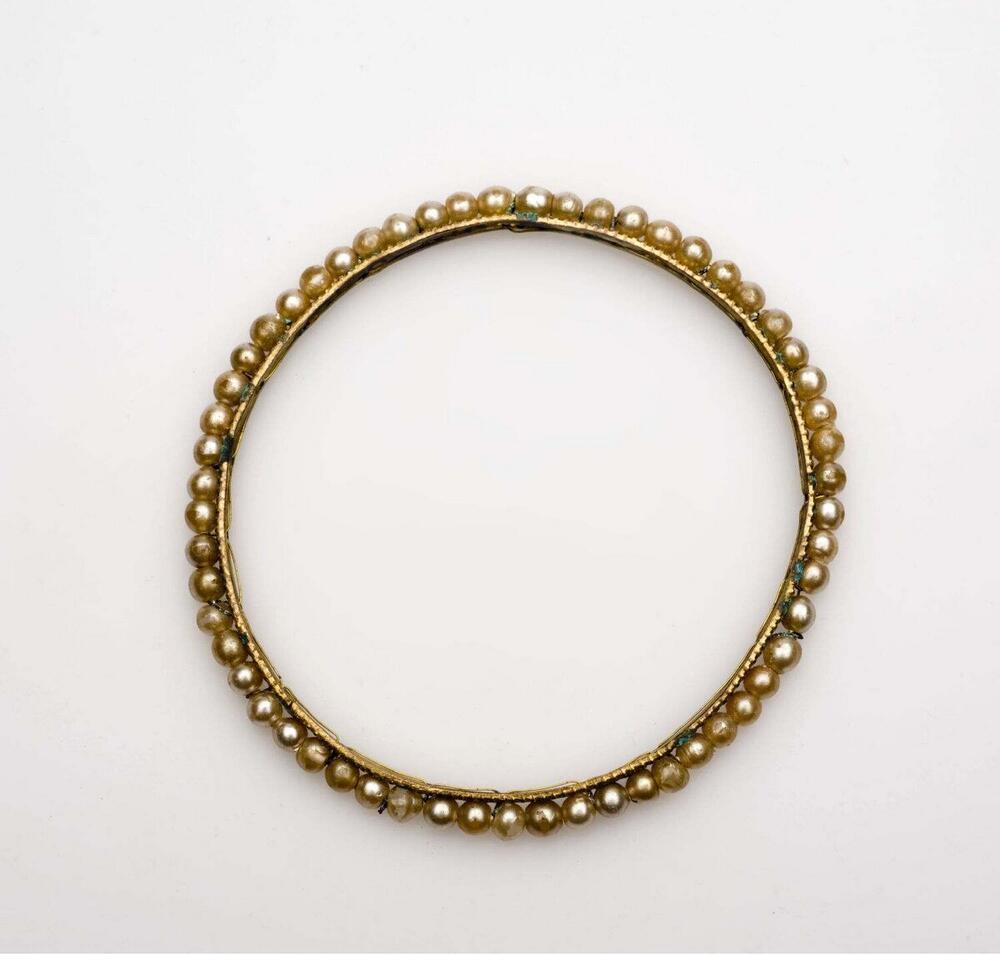 Armband met imitatieparels, behorende tot de bruidstooi