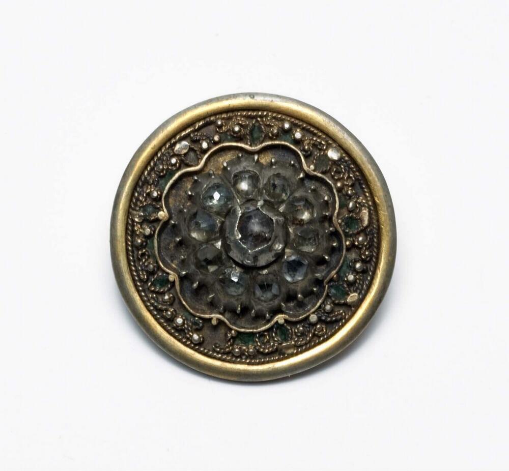 Broche van zilver en koper met sierstenen, vervaardigd uit een oorsieraad