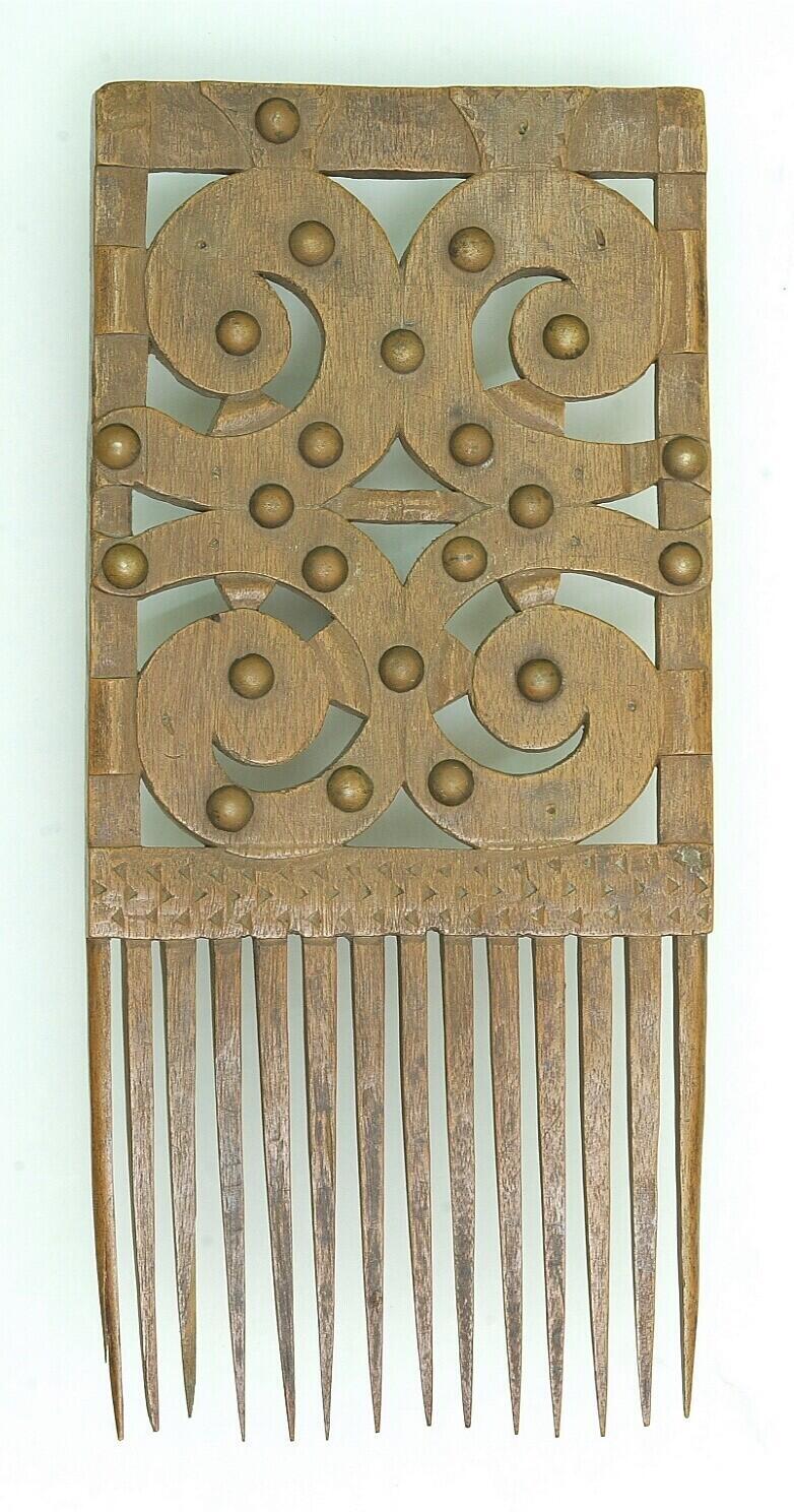 Houten vrouwenhaarkam met siersnijwerk