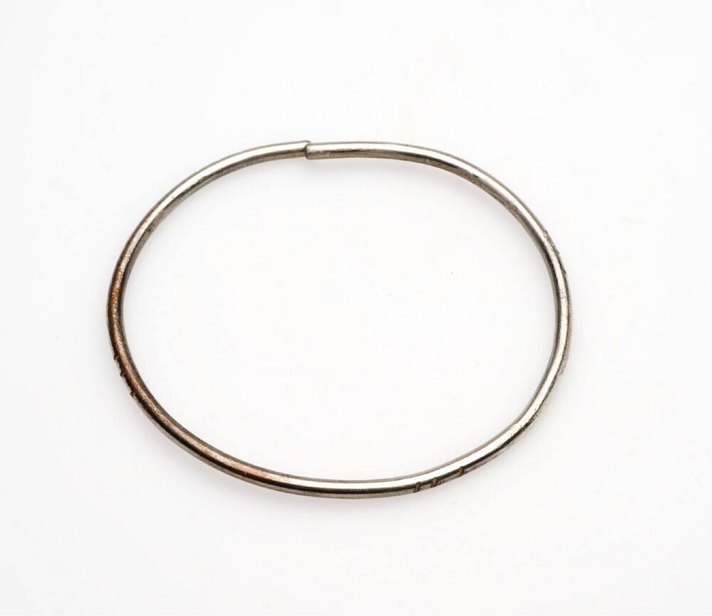 Armband, die gedragen wordt bij het candomblé kostuum voor de godheid Oxalá