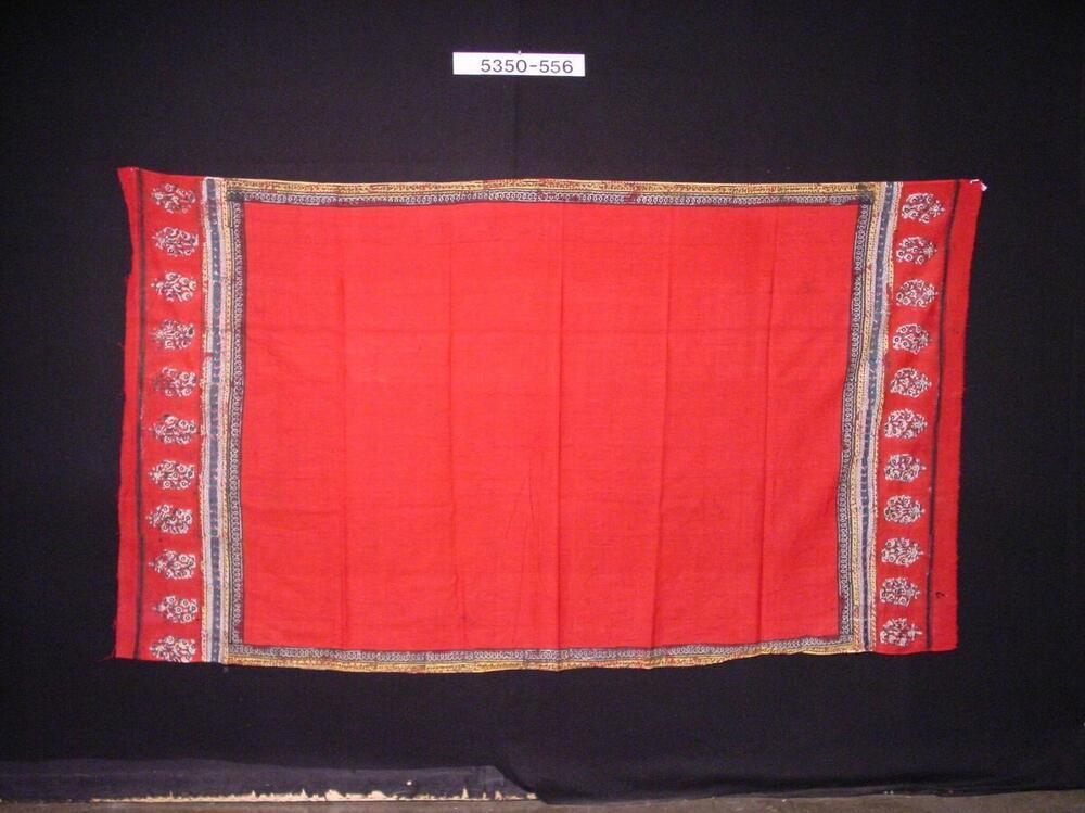 Rode hoofddoek met bedrukte versieringen van zigzaglijnen, stippen en buta-vormen
