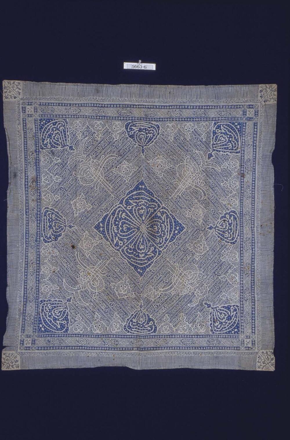 Blauw-witte hoofddoek voor man met kalligrafie