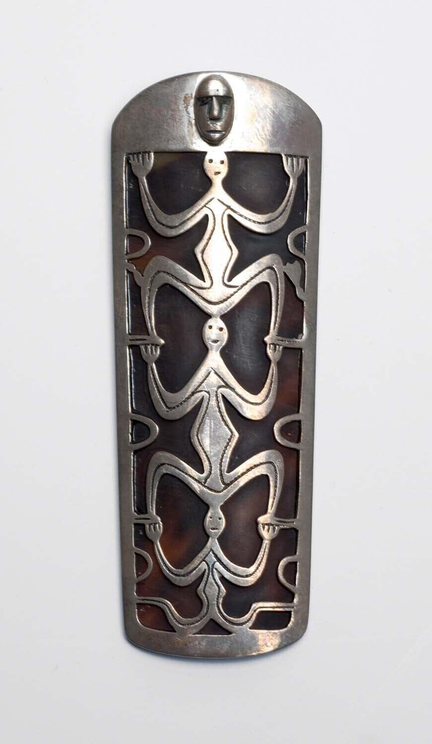 Hanger in de vorm van een Asmat schild