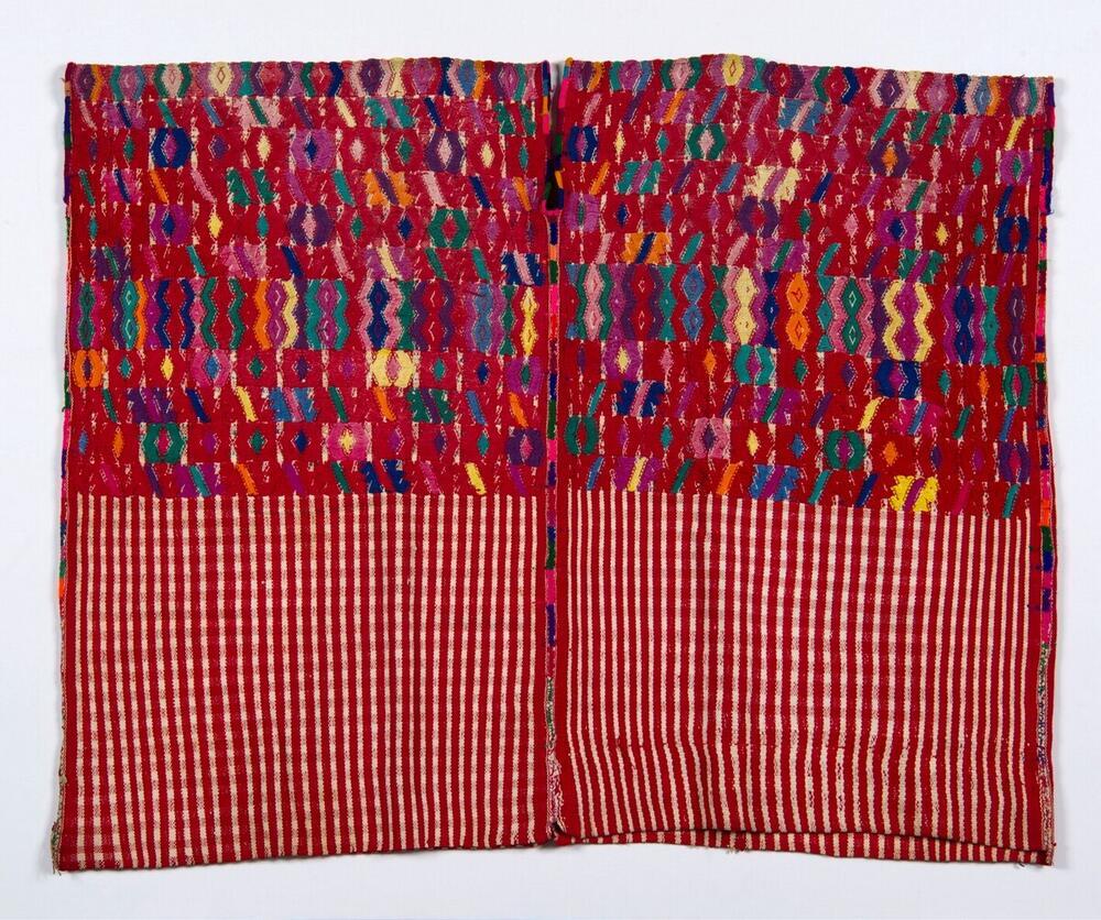 Huipil met ruitjesmotief en geometrische motieven
