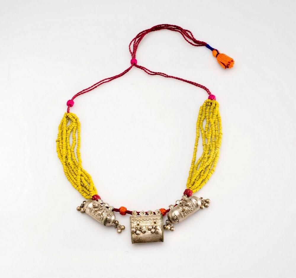 Halsketting met drie amulethouders