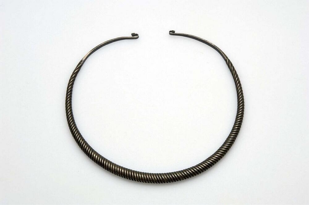Zilveren halsband, spiraalgewijs gedraaid