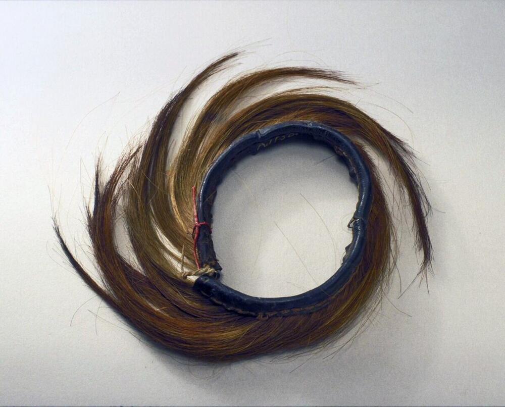 Knieband van leer met bokkenhaar