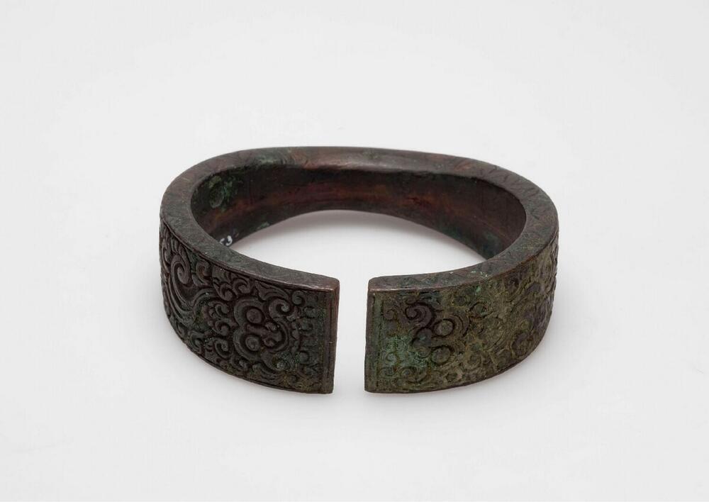 Armband met krulornamenten versierd