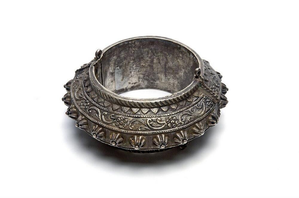 Zilveren armband, versierd met kegelfiguren, bloem- en bladmotieven