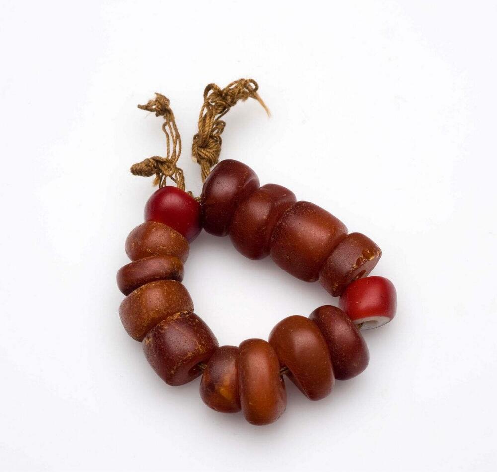 Armband van barnsteen en glas