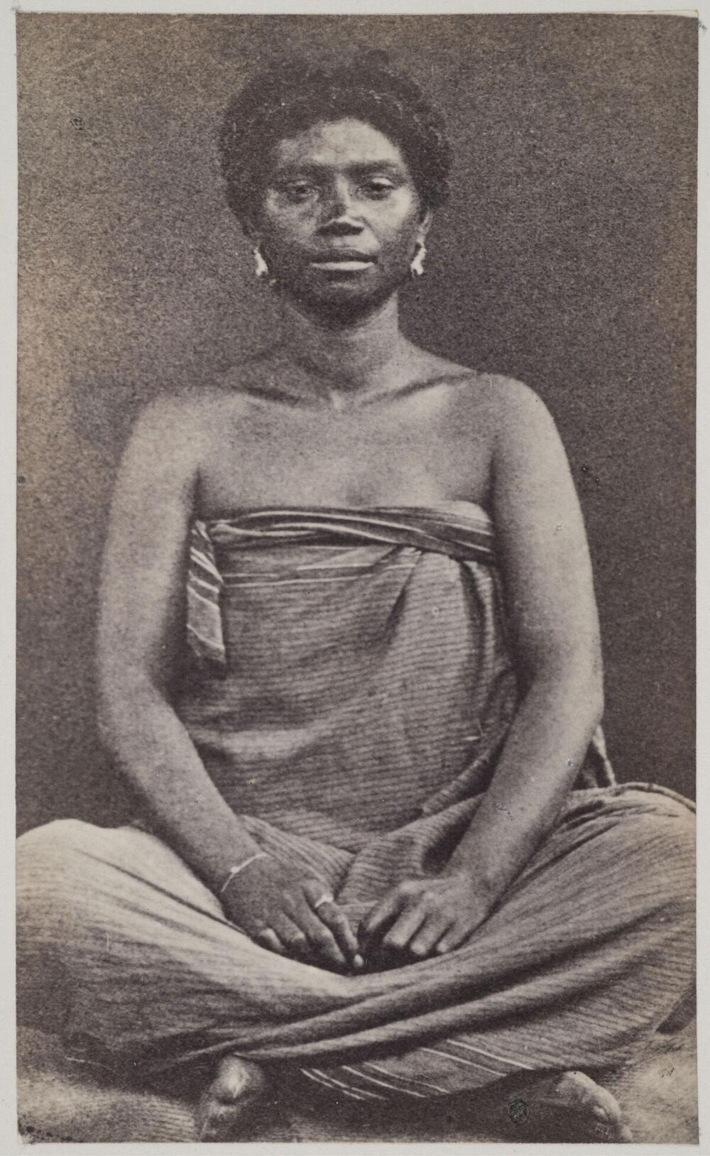 Studioportret van een Antankarana vrouw uit het noordoosten van Madagascar in kleermakerszit
