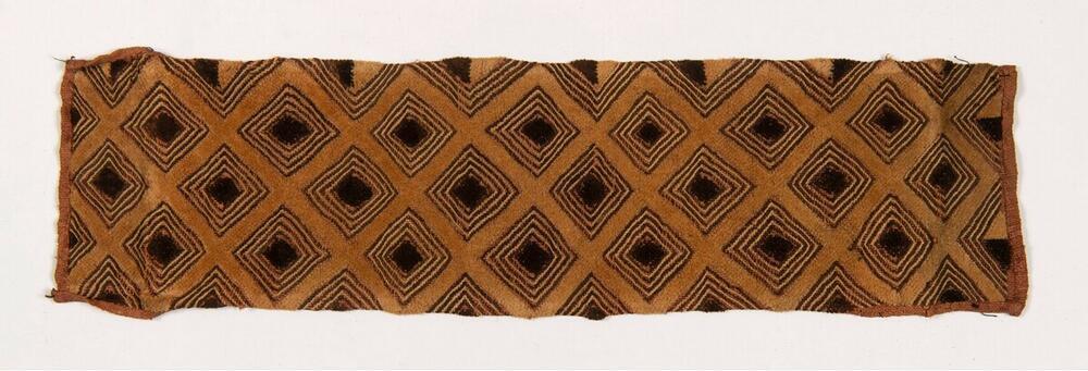Raffia weefsel, geborduurd met geometrische motieven