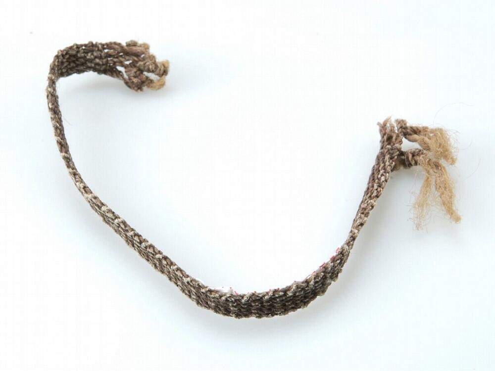 Bovenarmband, die een onderdeel vormt van de feestkleding van het meisje tijdens haar…