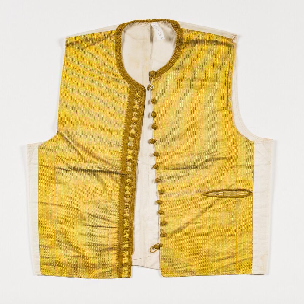 Zijden vest met borduurwerk versierd