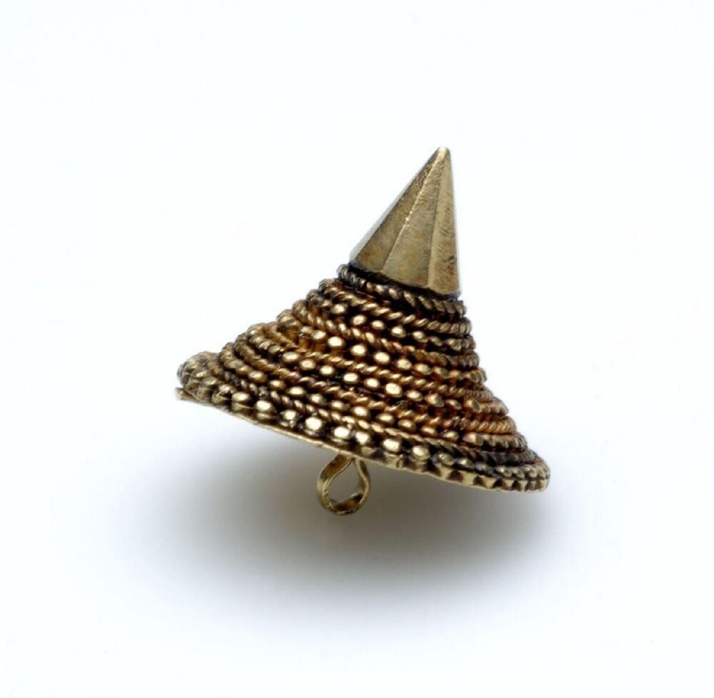 Kegelvormige gouden knoop ter sluiting van een jak
