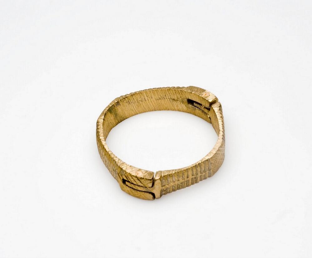 Armband gedragen door vrouwen
