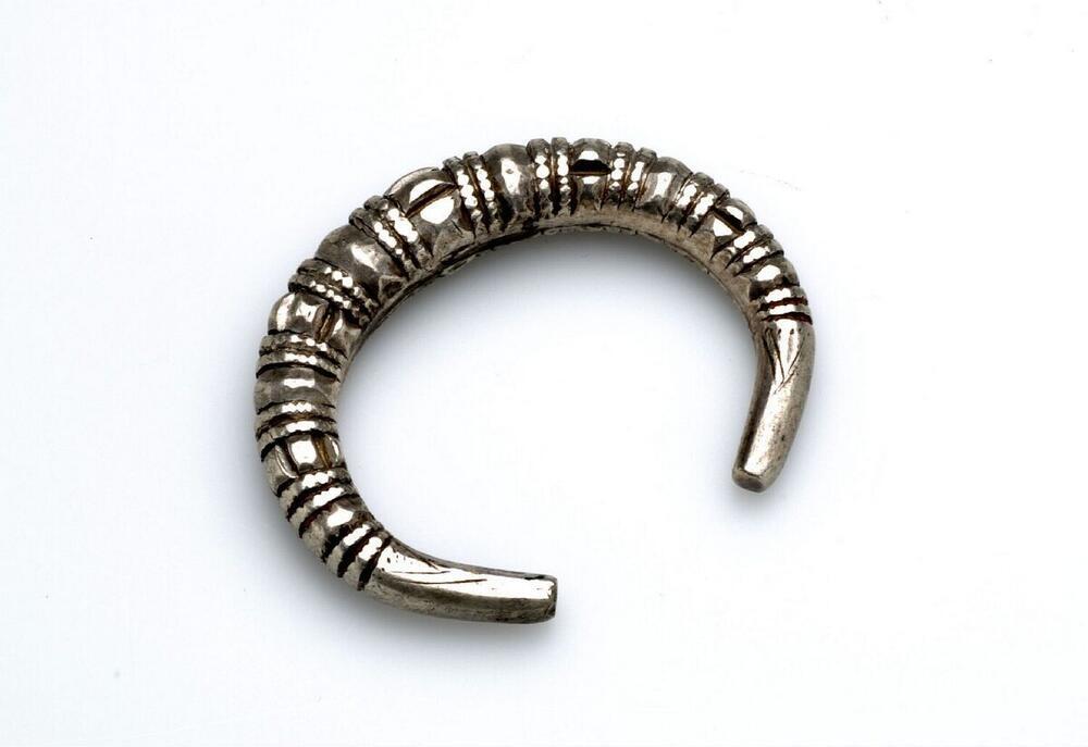 Zilveren open armband, met ribbels en groeven
