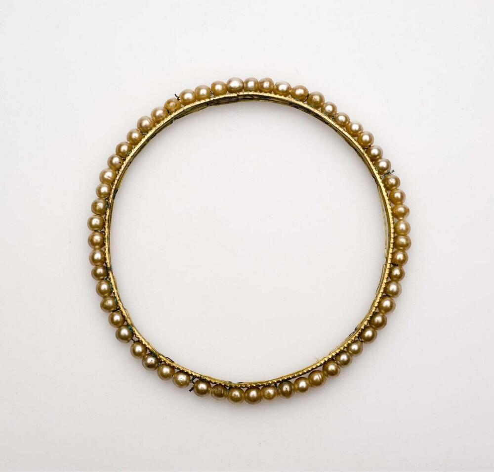 Armband met imitatieparels, behorende tot de bruidstooi