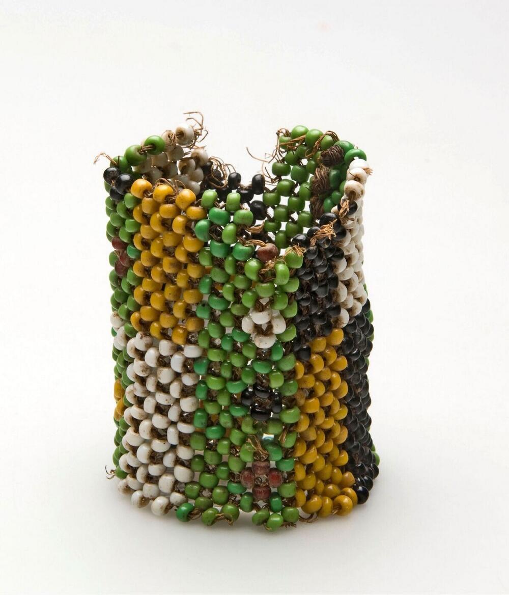 Armband van kralenwerk met groene, zwarte, witte, gele en rode kralen