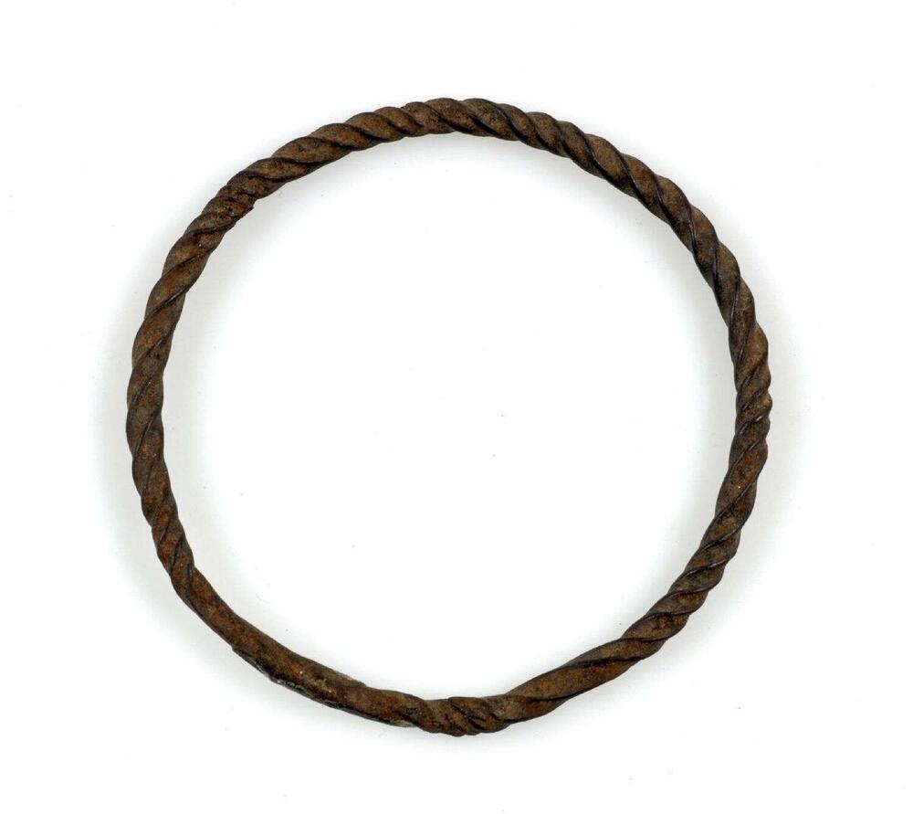 Gedraaide metalen armband, in het gevecht gebruikt