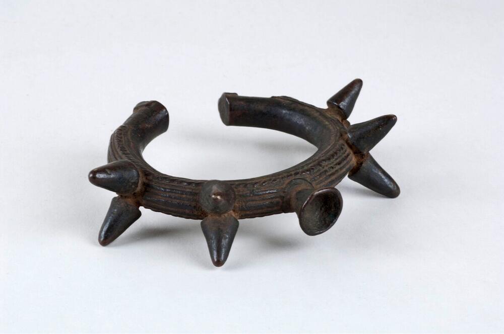 Ovale koperen mannenarmband met sierknoppen