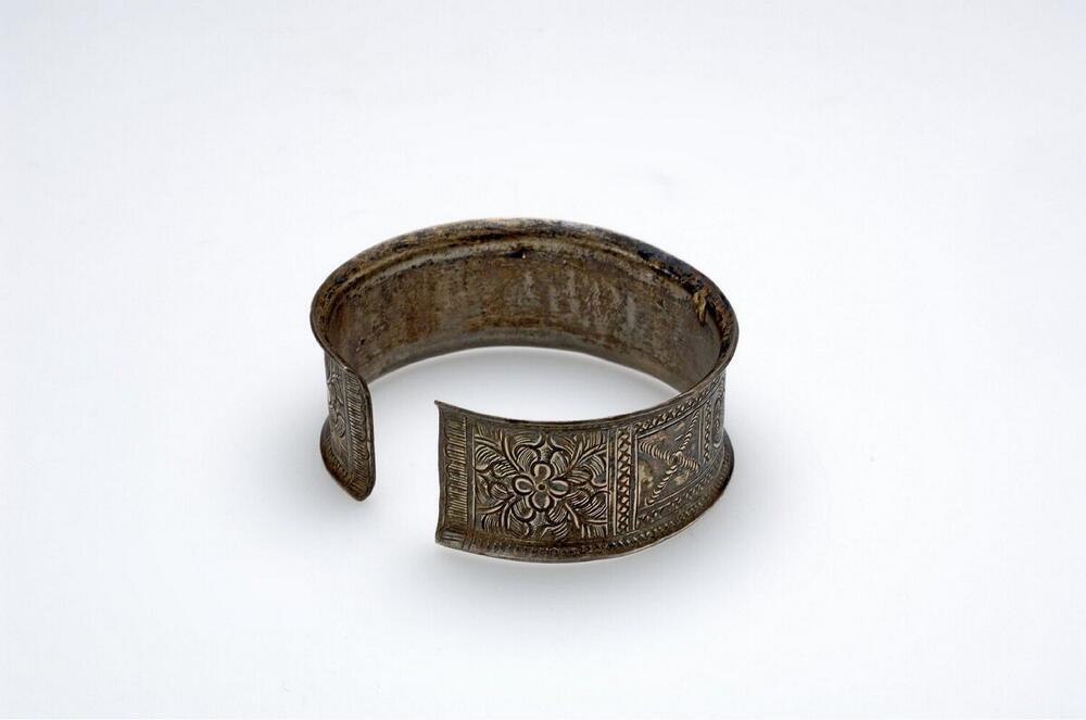 Zilveren platte armband met versiering in reliëf