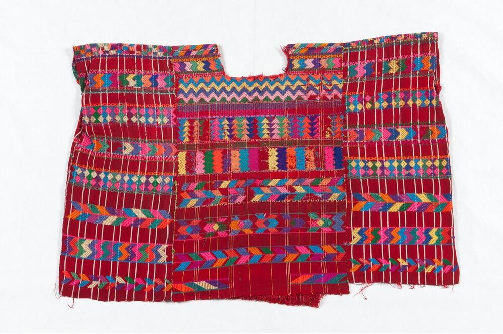 Rode huipil met geometrische motieven