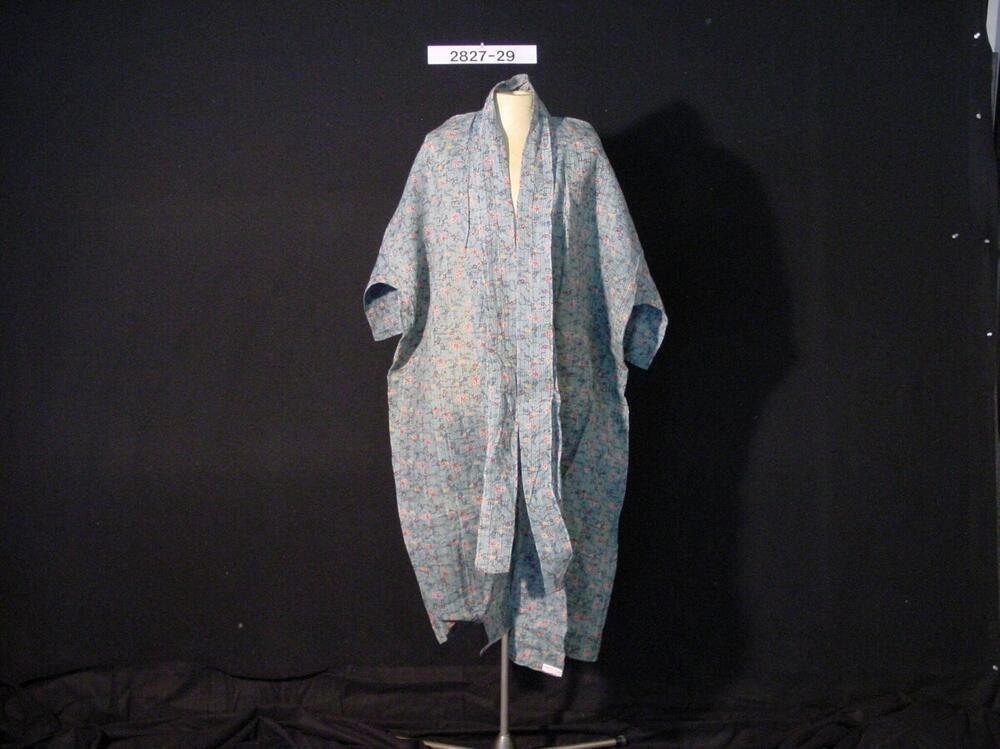 Vrouwenkimono met ornamen in sjablonentechniek