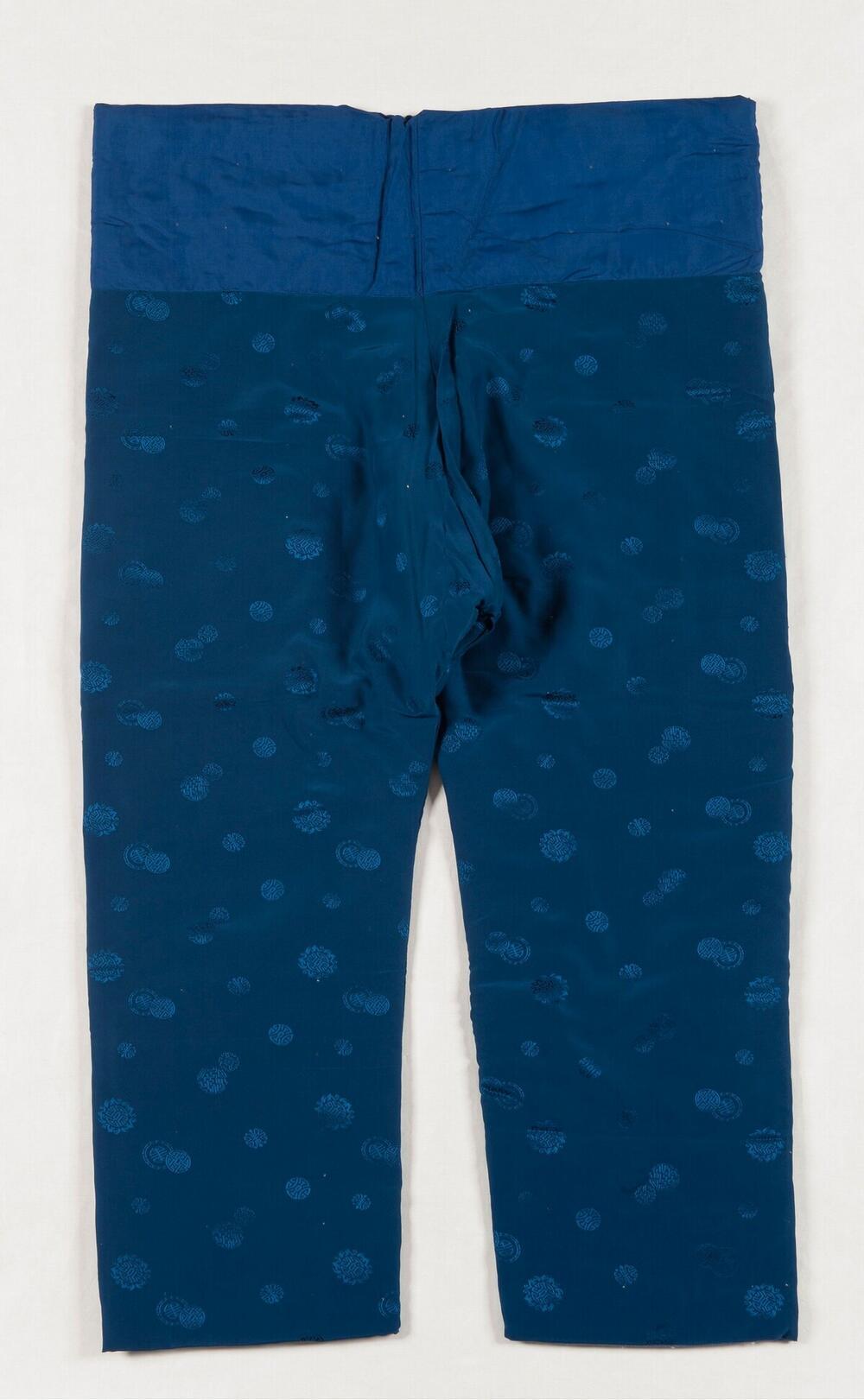 Broek, onderdeel van kleding voor een dode