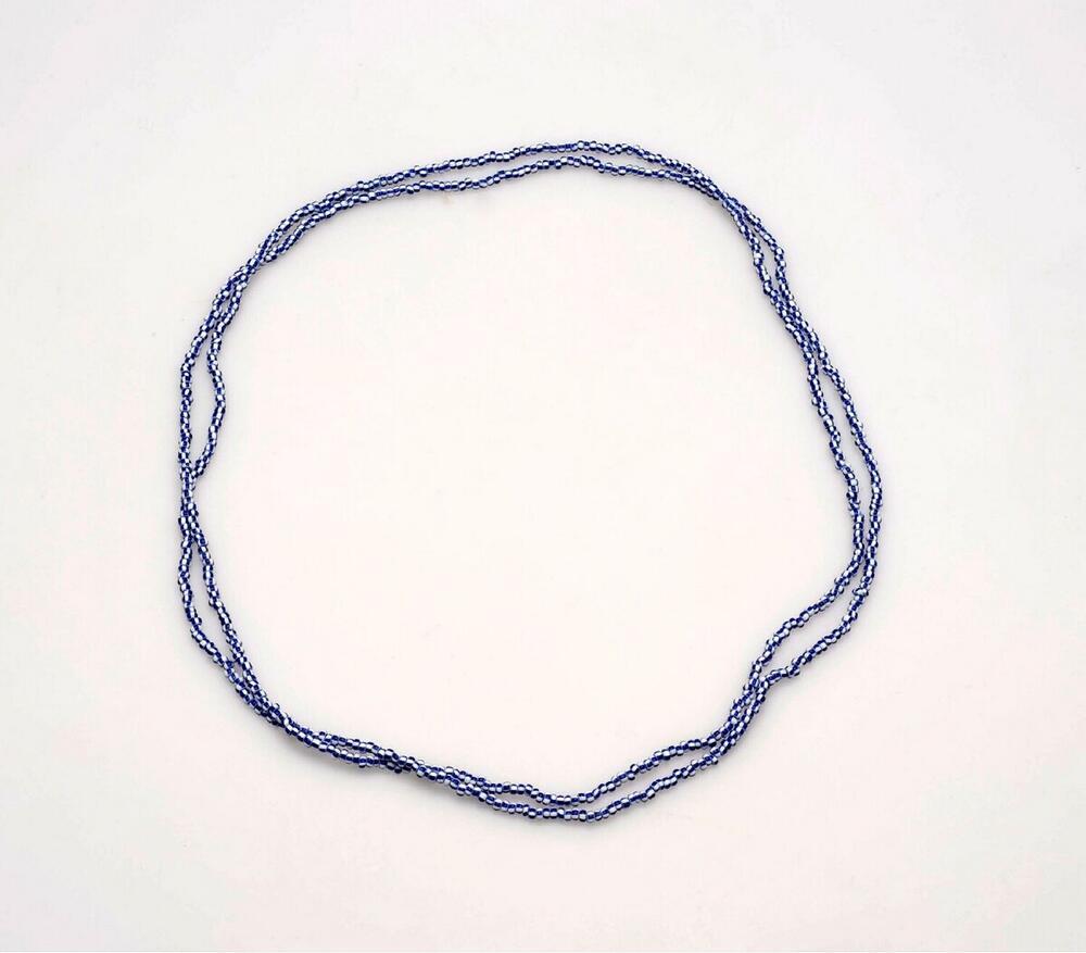 Halsketting van blauw-witte kralen