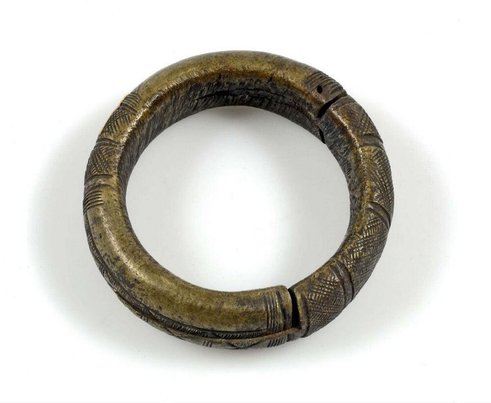 Geelkoperen armband met sluitstuk