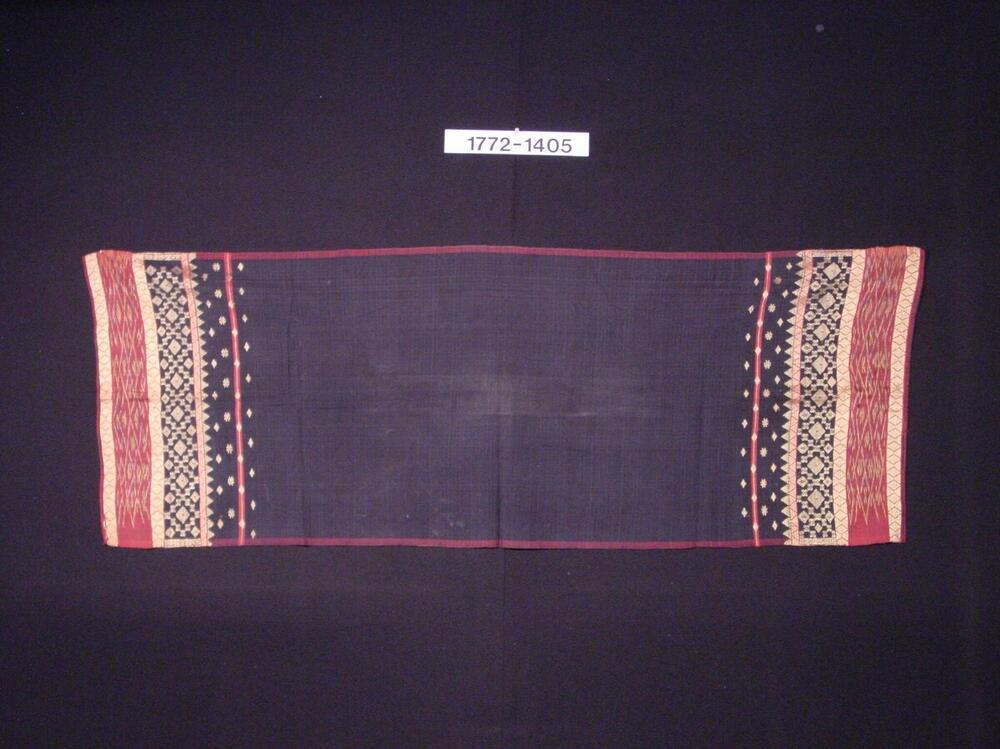 Zwart geruite schouderdoek, van katoen en zijde met ornament in inslagikat en ingeweven gouddraad