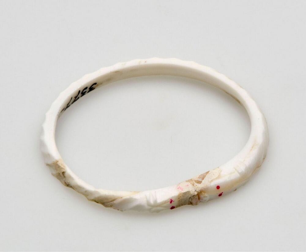 Bewerkte armband uit schelp
