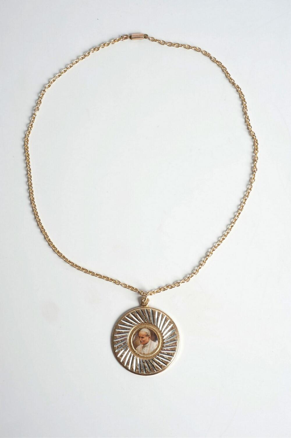 Vergulde hanger met een afbeelding van paus Johannes Paulus II, ook gebruikt als amulet
