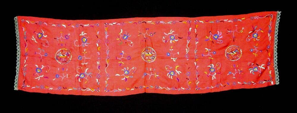 Schouderdoek van zijde, versierd met geborduurde bloemen en vogels