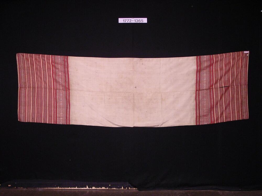 Zijden hoofddoek met ornament van ingeweven zilverdraad