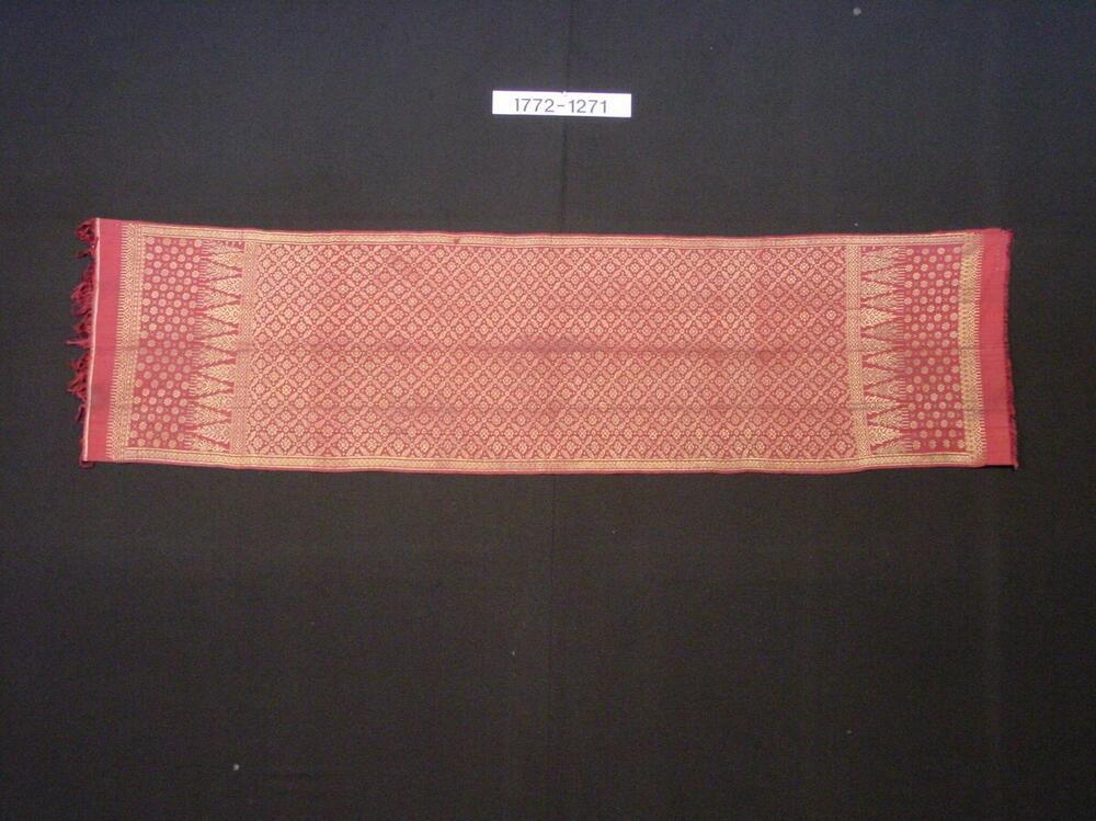 Zijden schouderdoek met ornament van ingeweven gouddraad