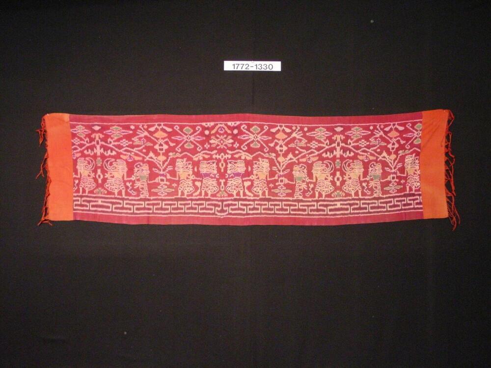 Katoenen schouderdoek met ornament van wajangfiguren in inslagikat