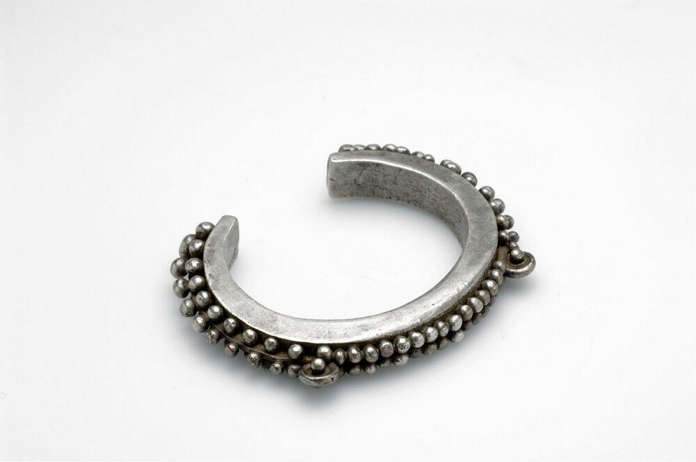 Zilveren open armband, met bolletjes