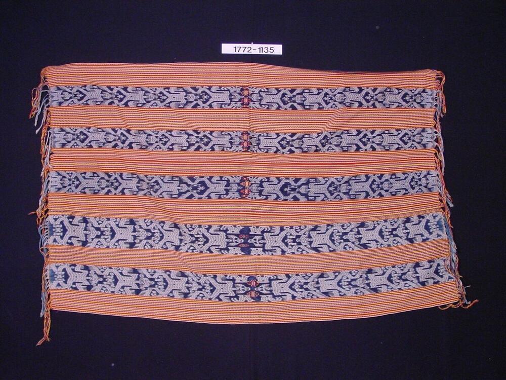 Kokerrok met banenpatroon waarin ornament in schering ikat